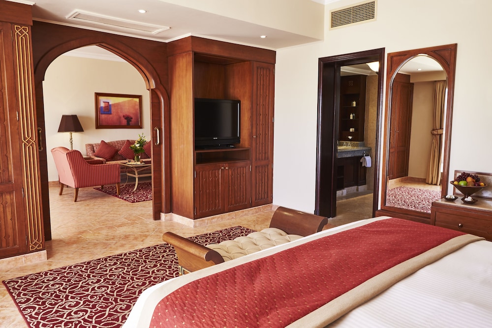 Superior Suite (Deluxe Suite) photo 2