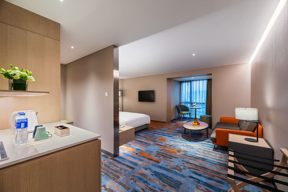 Deluxe Room, 1 King Bed - Photo 2