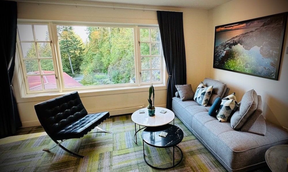 Deluxe Room, 1 King Bed With Sofa Bed, Non Smoking, Ocean View (Cypress Suite)