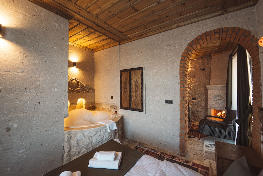 Luxury Suite - Photo 4