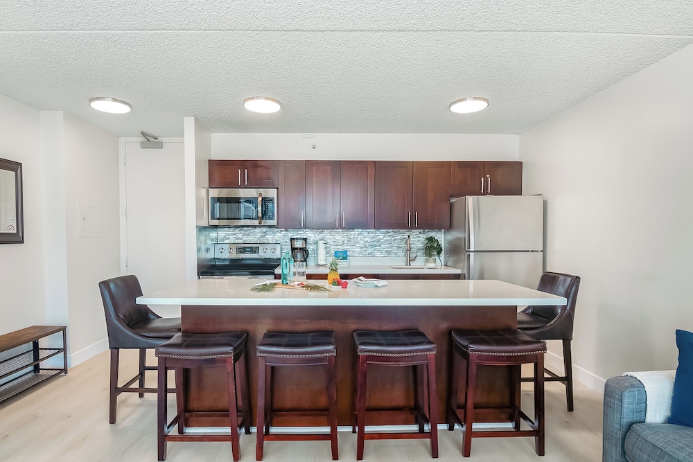 High Floor Ocean View Condo w/ 2 Beds and Parking: Family Suite, 1 Bedroom, Air conditioning, Ocean View (0091) photo