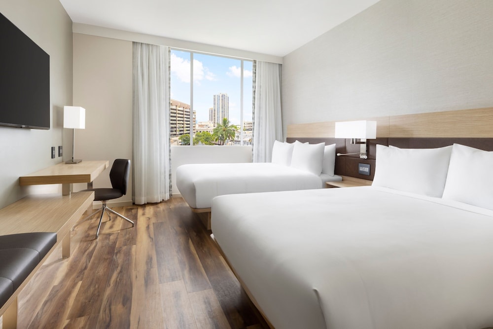 Deluxe Room, 2 Queen Beds, City View (Mobility Accessible, Roll-In Shower) photo 3