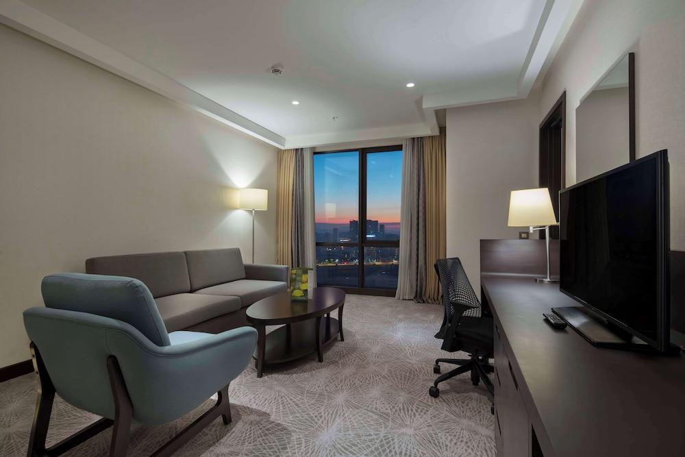 Suite, 1 Bedroom (King) thumbnail 6