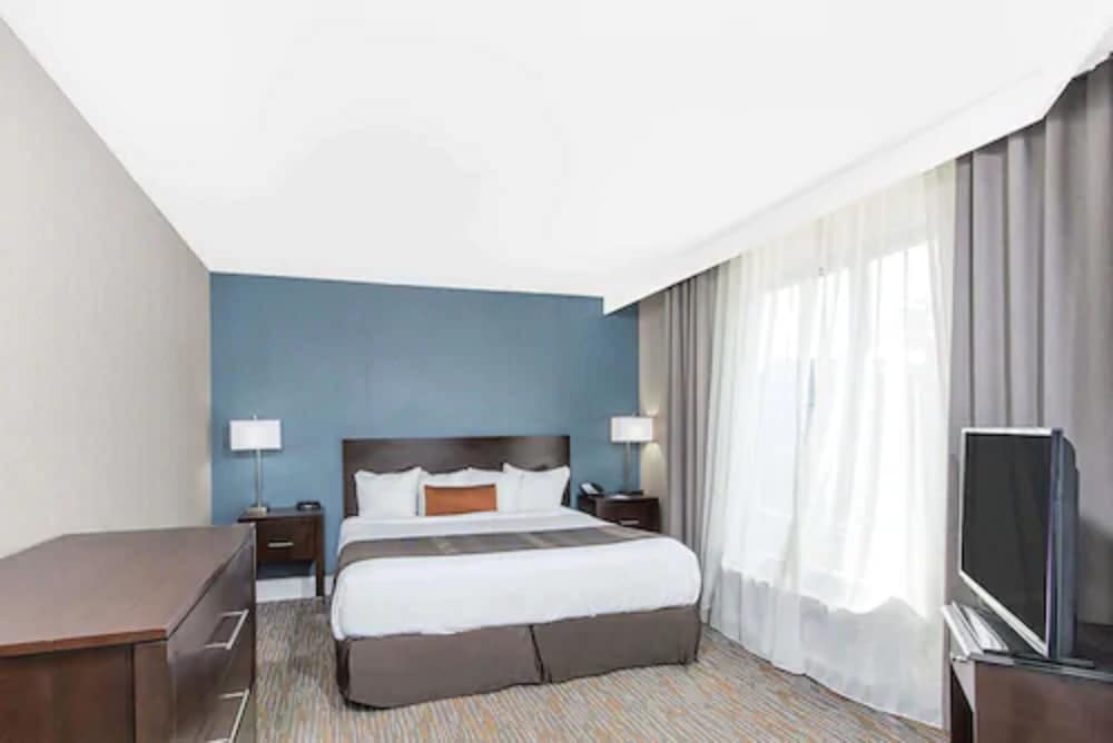 Suite, 1 King Bed, Accessible, Non Smoking (Mobility/Hearing, Tub w/ Grab Bars)