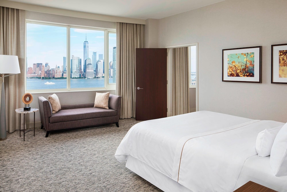 Premium Room, 1 King Bed, Corner - Photo 7