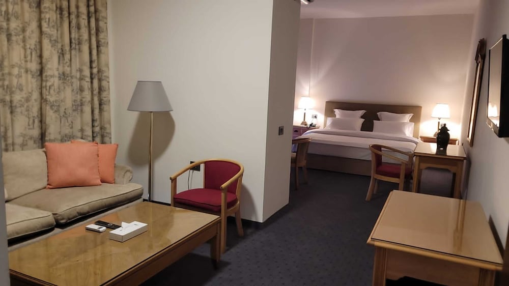Executive Suite - Photo 1