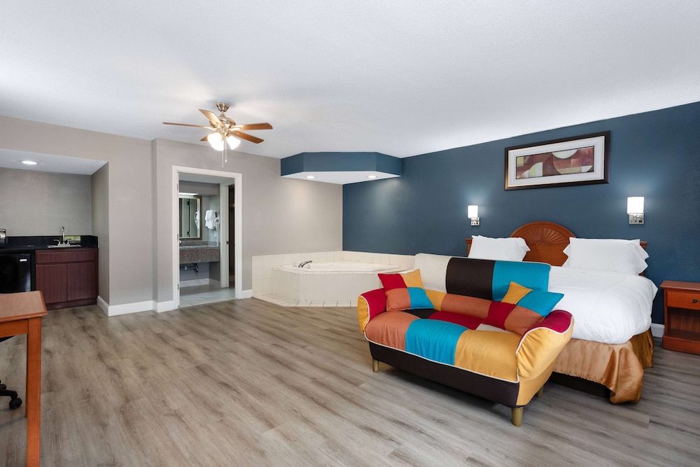 Junior Studio Suite, 1 King Bed, Non Smoking photo 2