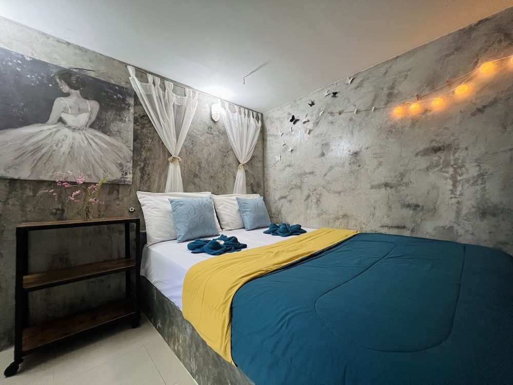 Deluxe Room, 1 Queen Bed - Photo 32