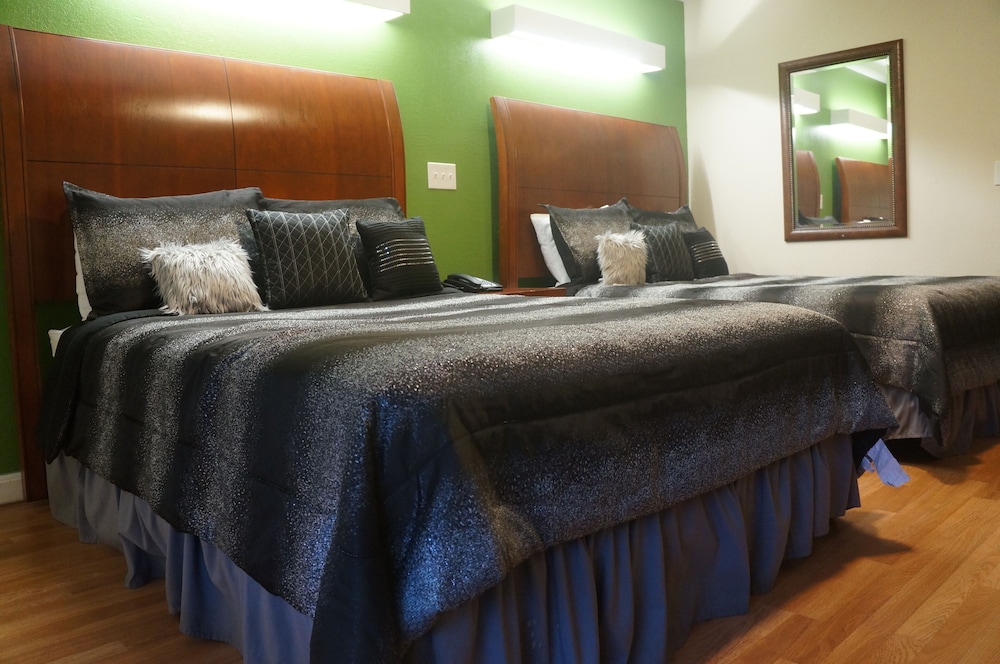 Single Room, 2 Queen Beds - Photo 11