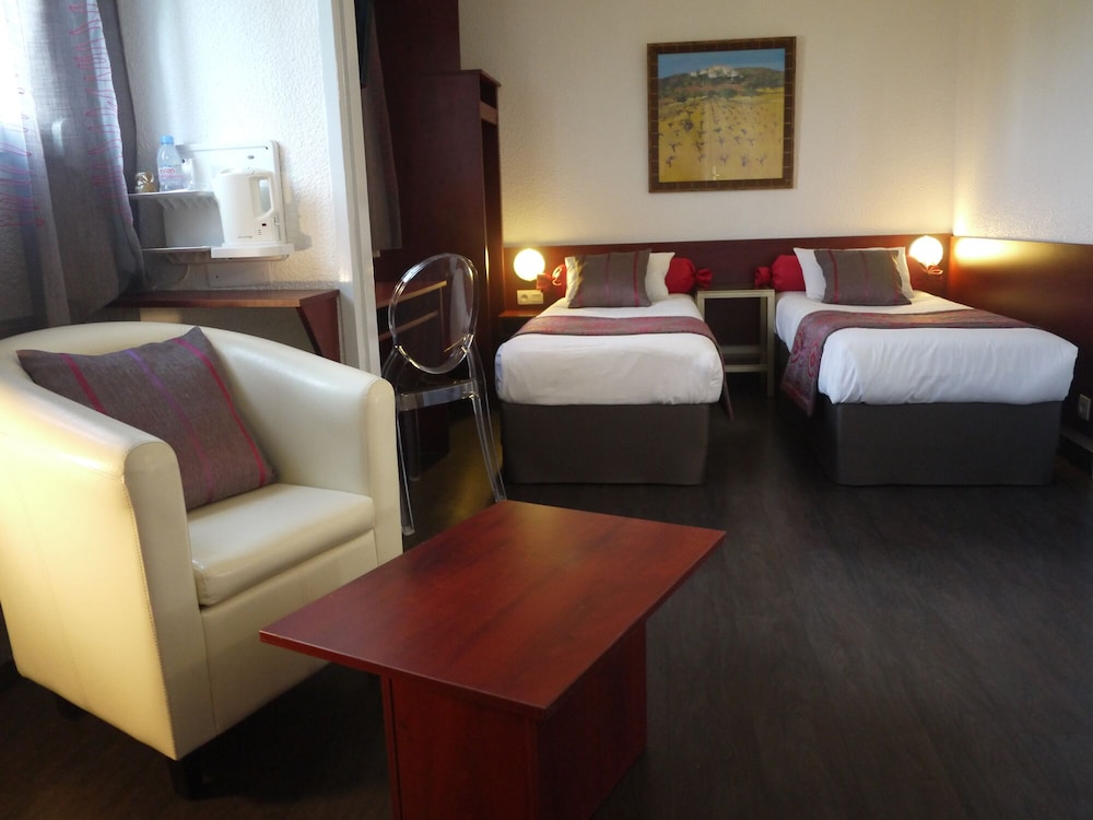 Standard Room, Multiple Beds - Photo 6