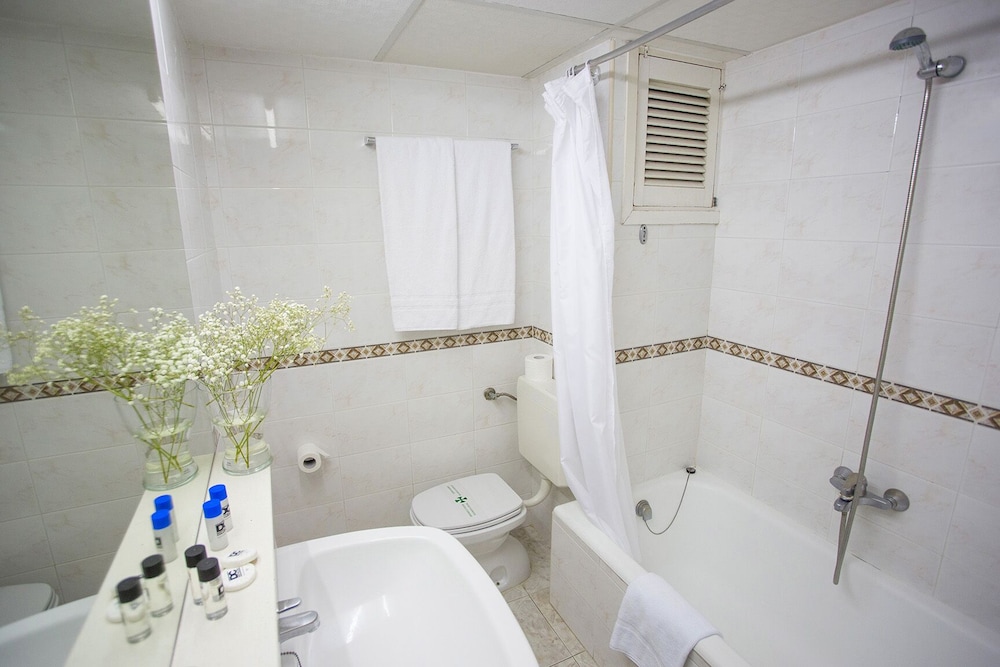 Double Room (2 adults) - Photo 9