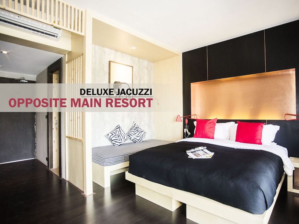 Deluxe Jacuzzi Suite Opposite Main Resort - Photo 3