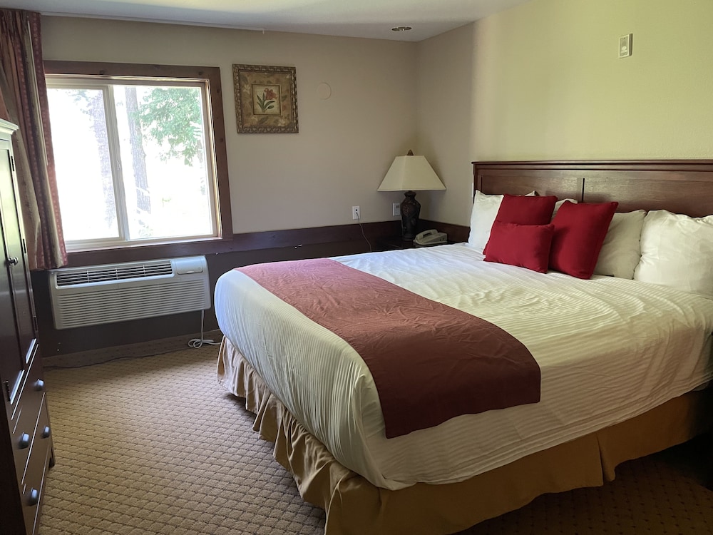 1-Bedroom King Suite with Hot Tub photo 2