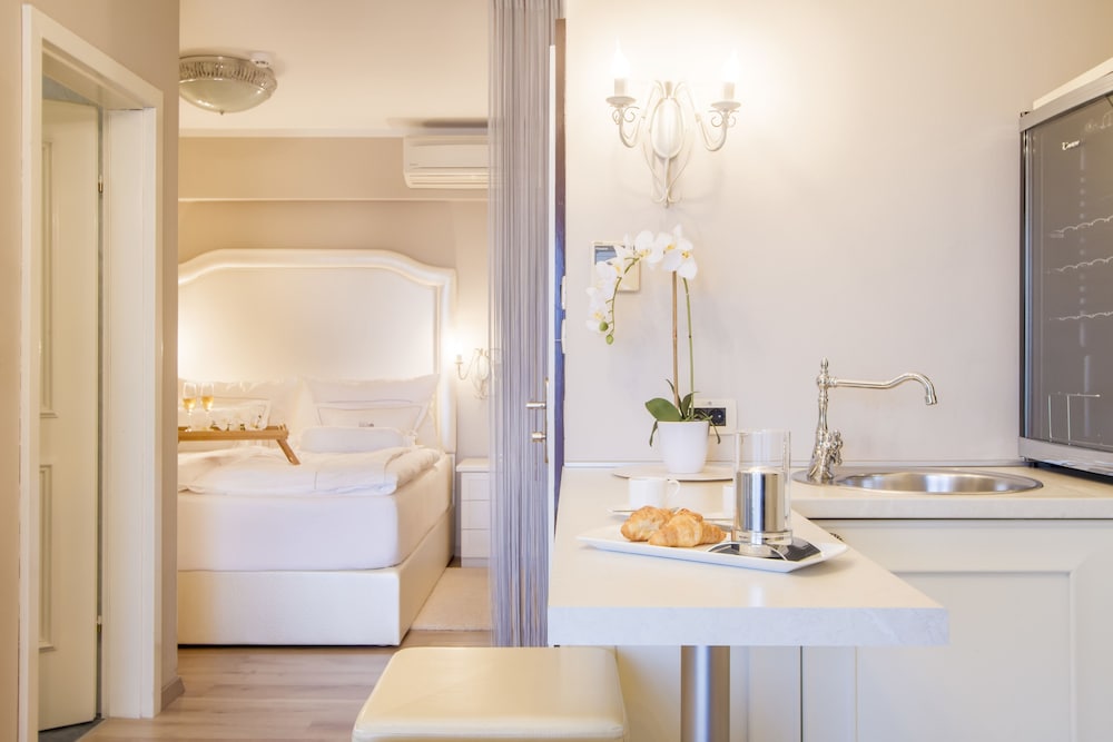Honeymoon Suite, Balcony