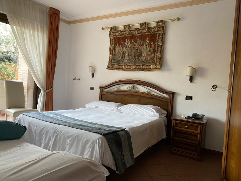 Romantic Suite, Multiple Beds, Refrigerator & Microwave, Garden View photo 2