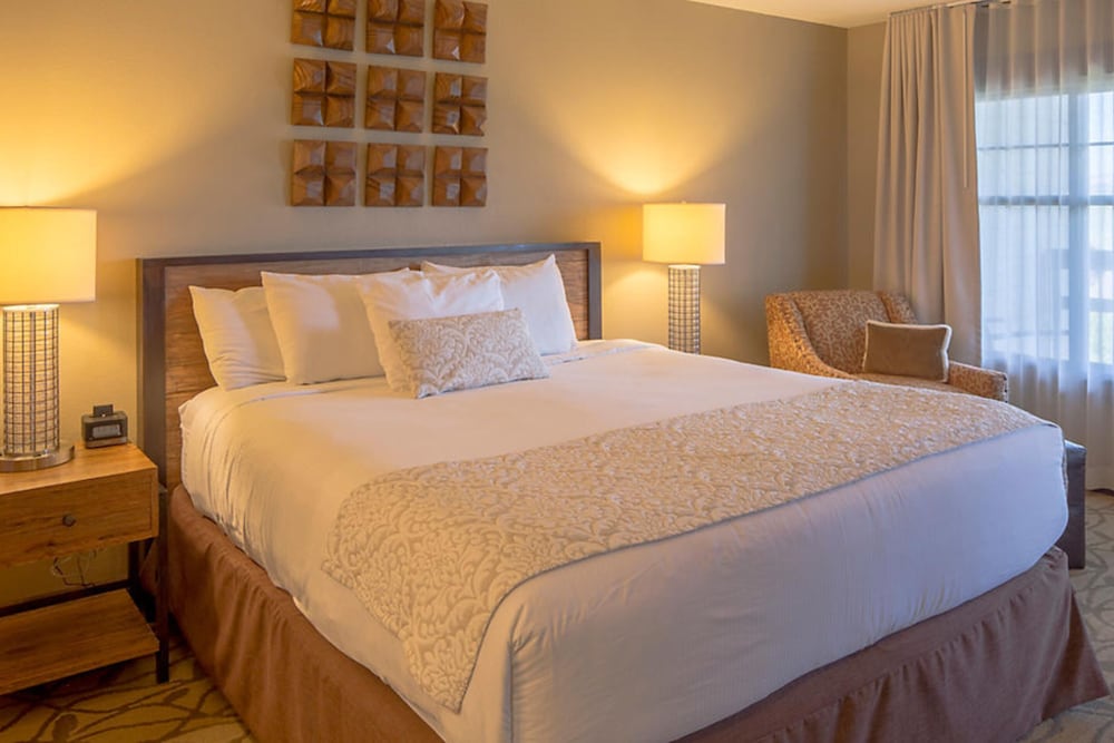2 BEDROOM LAKE VIEW 1 KING 1 QUEEN SUITE photo 1
