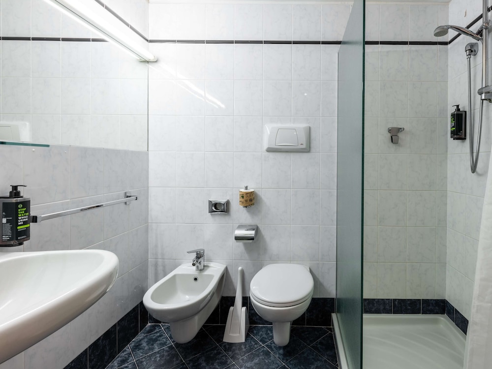 Standard Twin Room - Photo 9