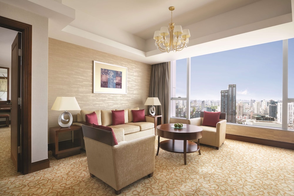 Executive Suite - Photo 2