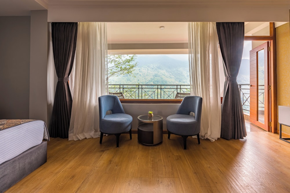 Luxury Room with Balcony - Photo 2