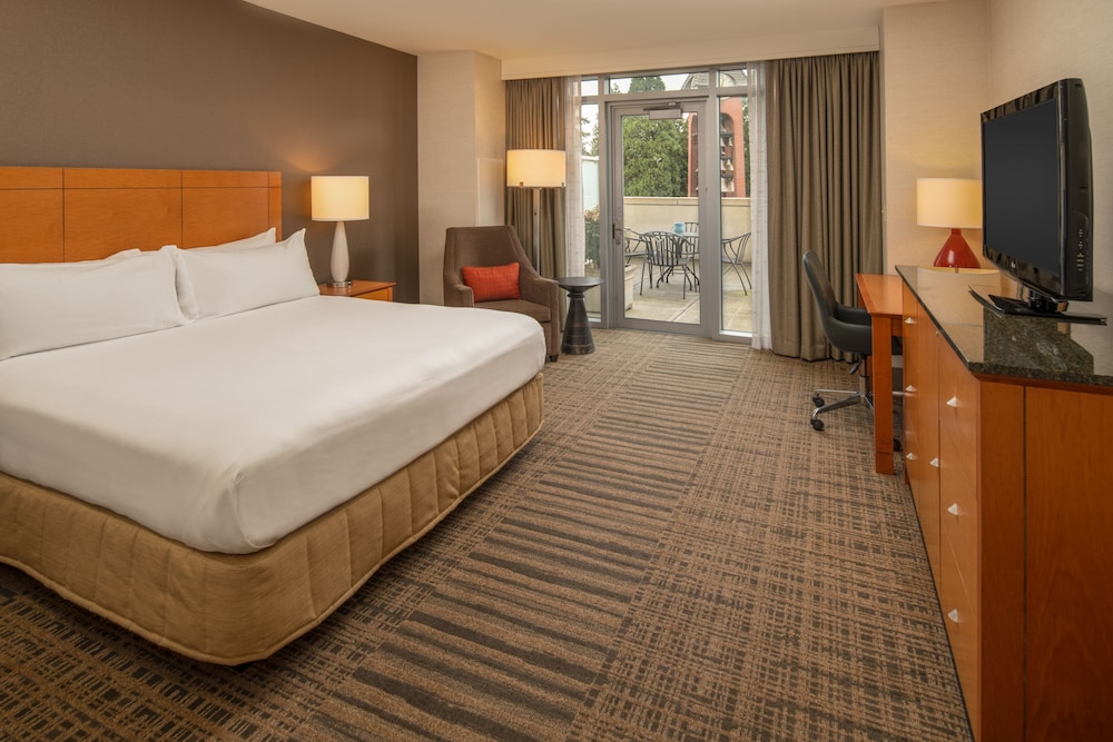 Room, 1 King Bed, Accessible, Patio (Mobility & Hearing, Roll-in Shower) photo 2