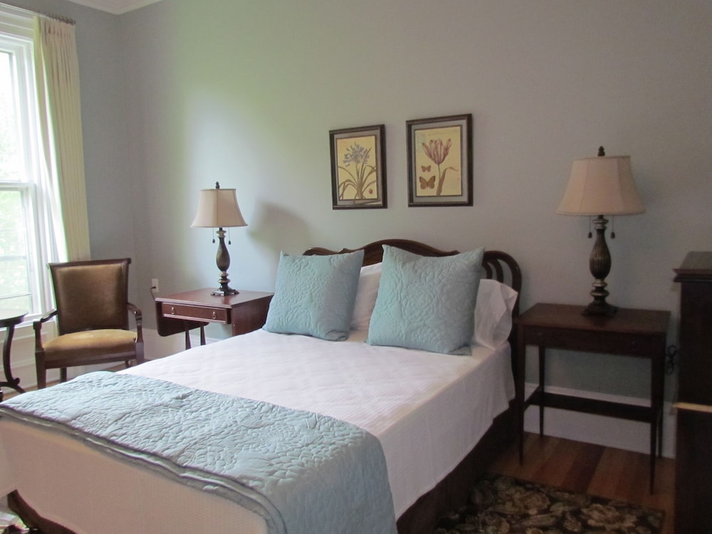 Queen Suite #5 photo 2