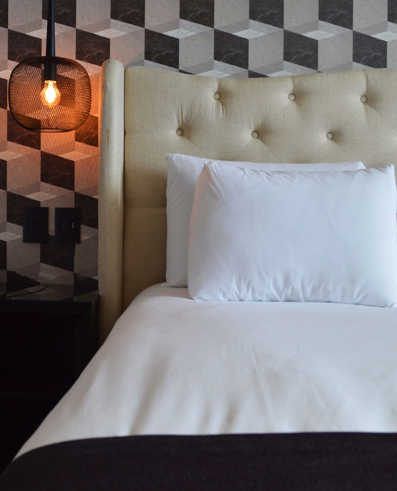 Deluxe Room, 1 King Bed photo 2