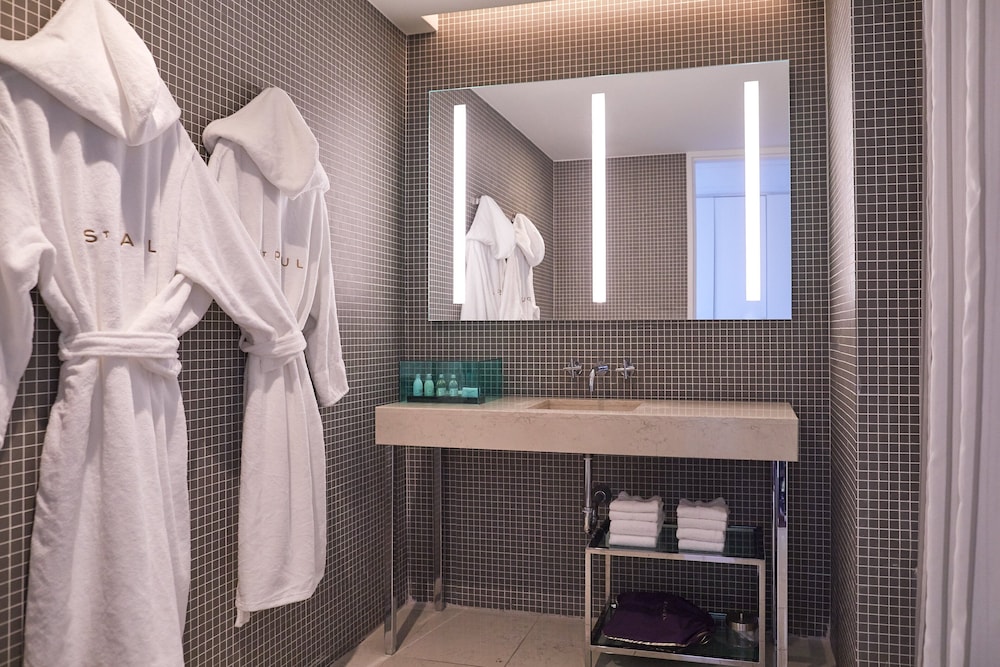 Signature Suite - Photo 11