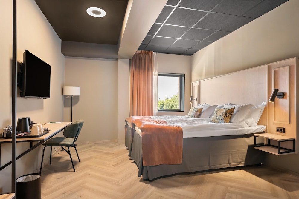 Standard Room, 1 King Bed, Non Smoking photo 1