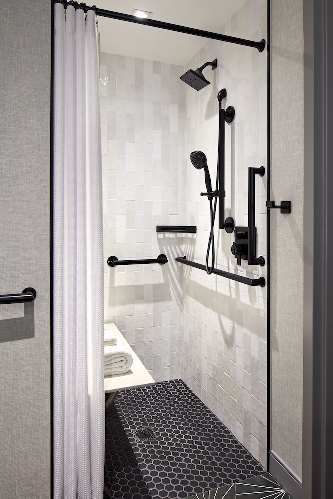 Sonora Swim King Accessible Shower - Photo 6