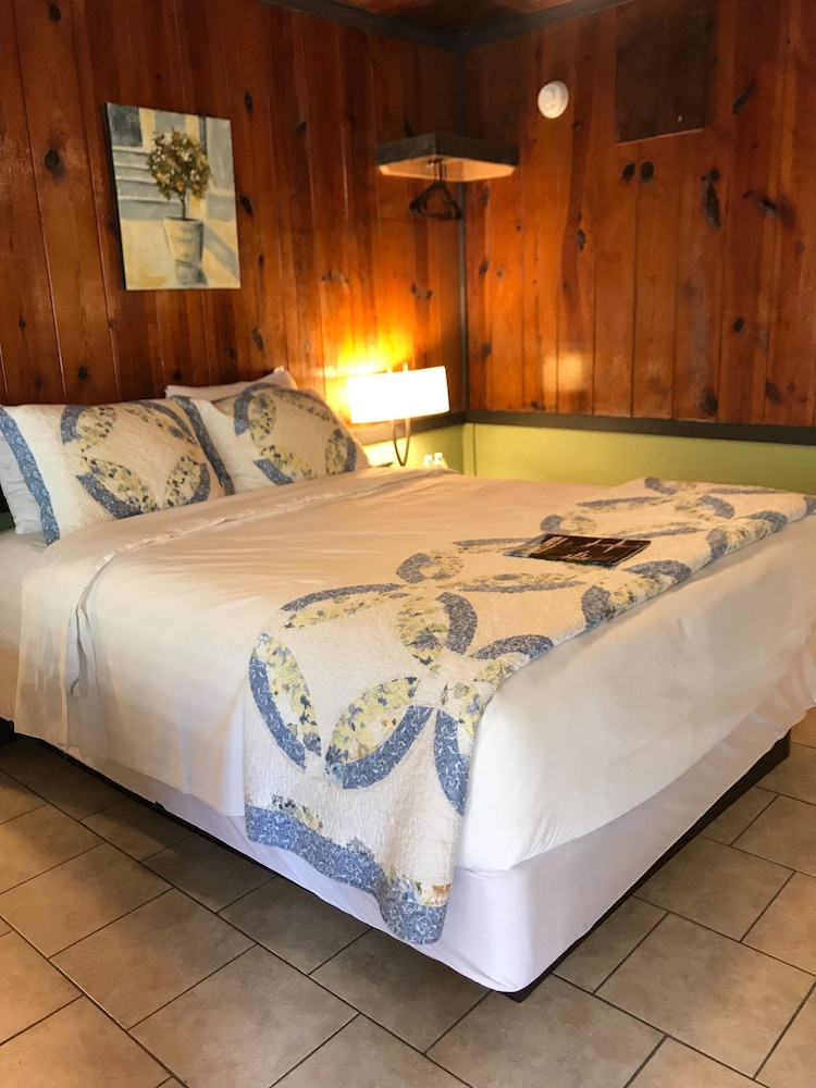 Standard Single Room, 1 Queen Bed, Balcony (The Wilmington Room) photo 1