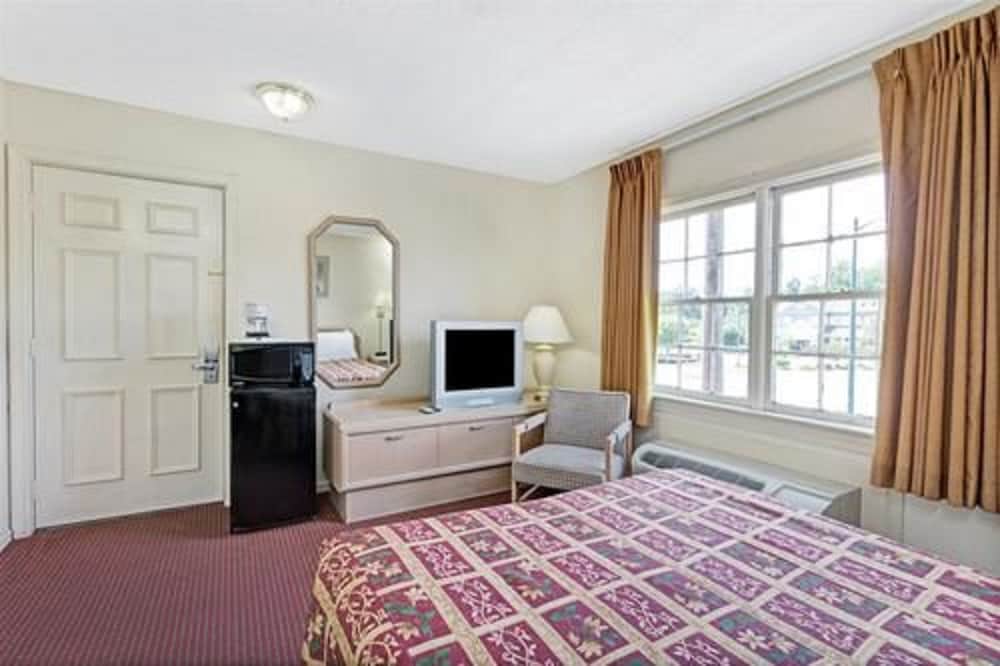 Room, 1 Queen Bed, Non Smoking, Refrigerator & Microwave - Photo 4