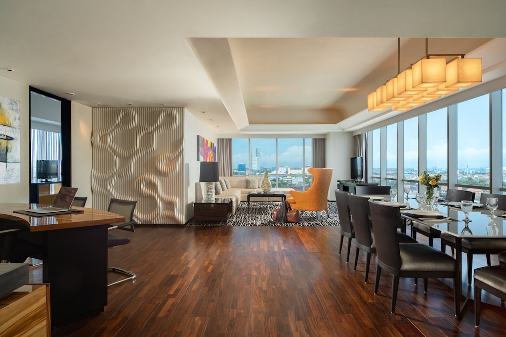 CEO Suite - Photo 4