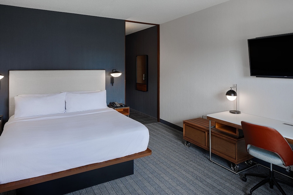 Deluxe Room, 1 King Bed with Sofa bed (Mobility Accessible, Roll-In Shower)
