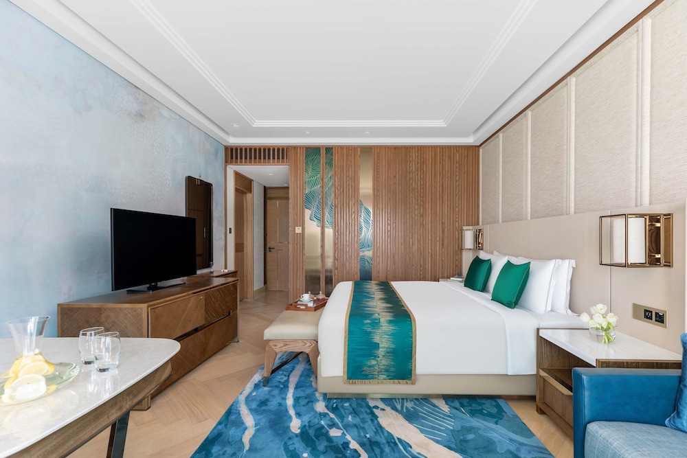 Luxury Family Room King Bed with Sofa Bed