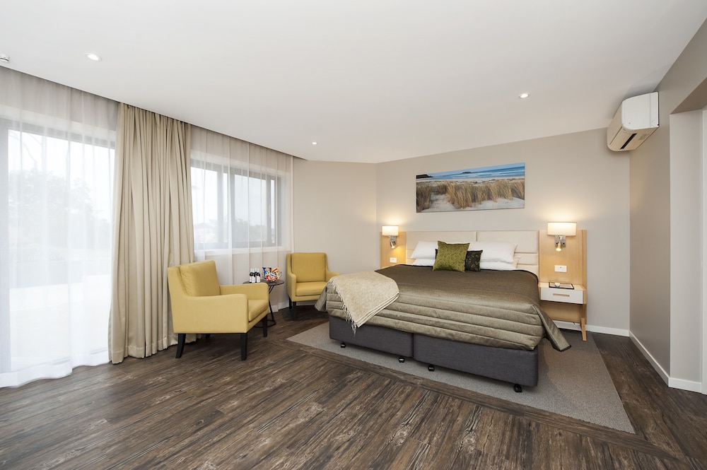 Superior Studio, 1 King Bed, Ground Floor photo 2