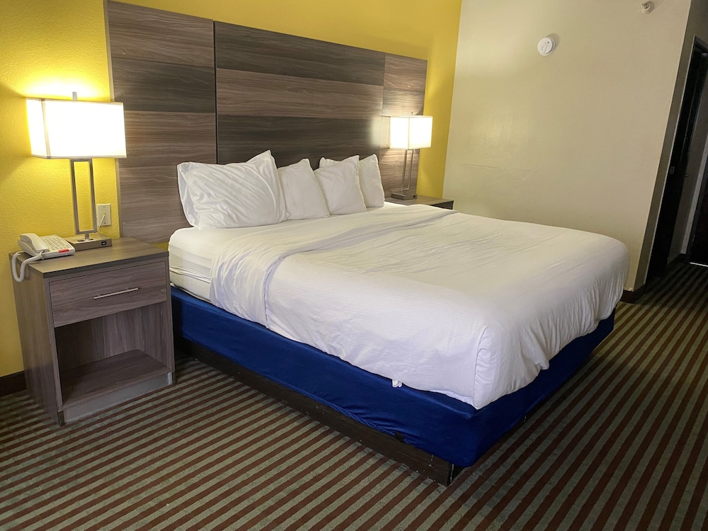 Standard Room, 1 King Bed - Photo 3
