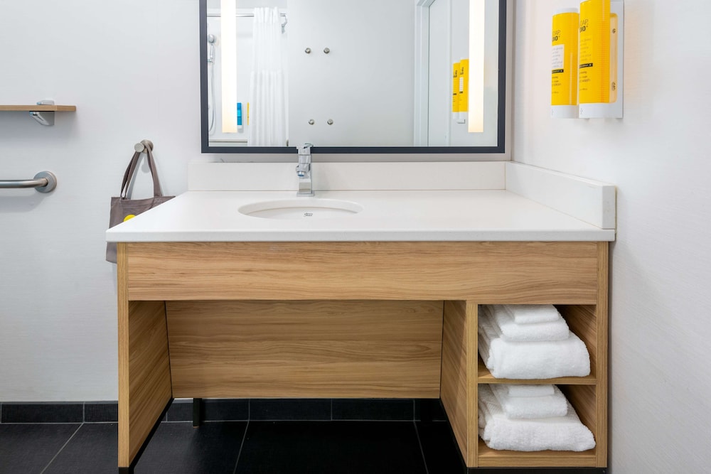 Room, 2 Queen Beds, Accessible, Bathtub - Photo 4
