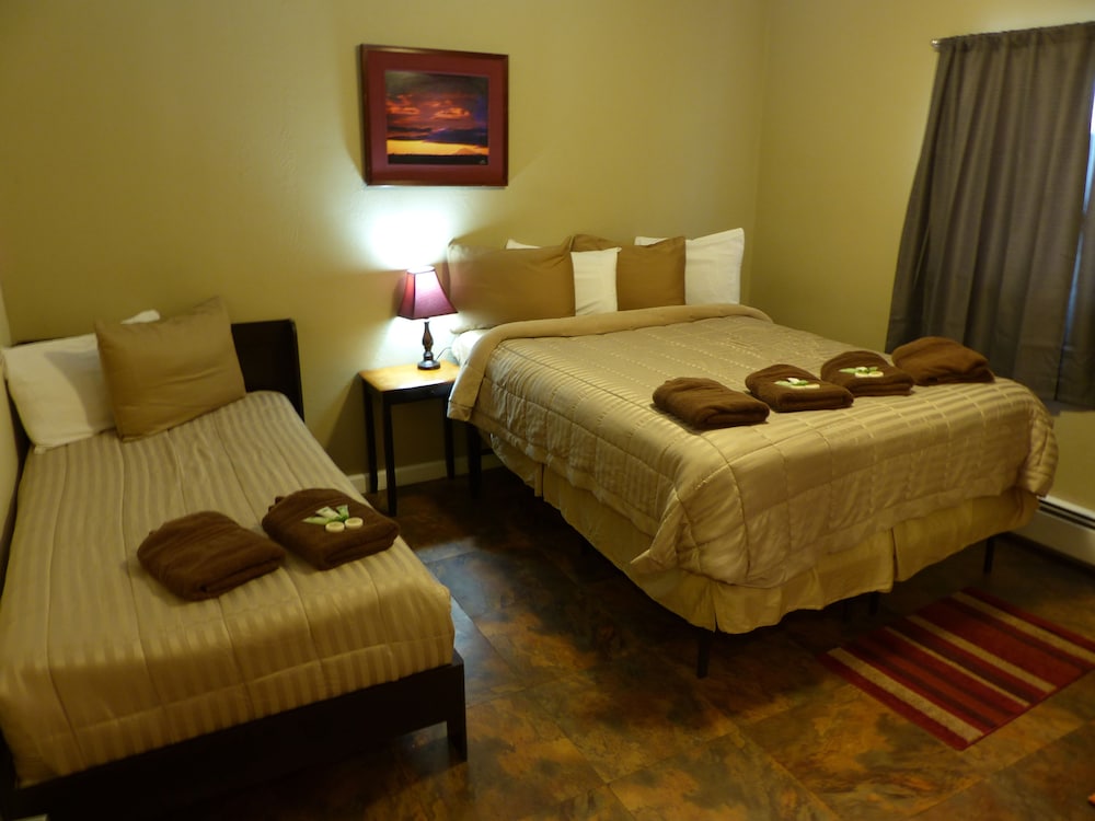 Standard Room (1 queen and 1 twin bed) photo 1