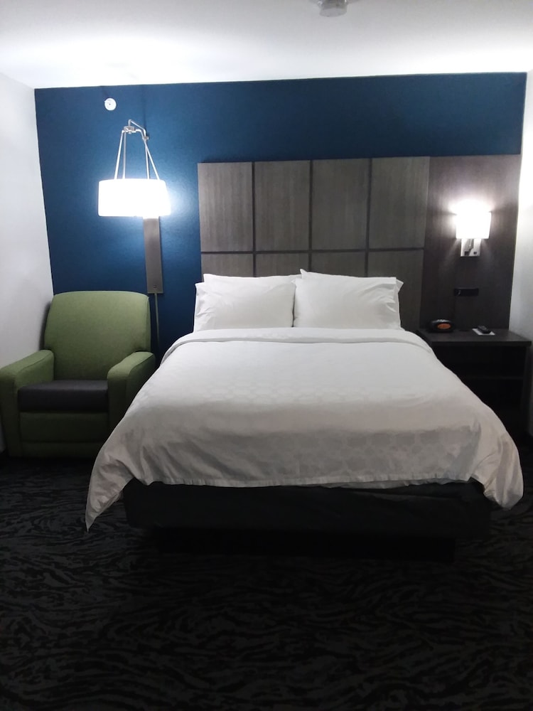 Suite, 1 Bedroom, Accessible Bathtub (Communications, Mobility) - Photo 2