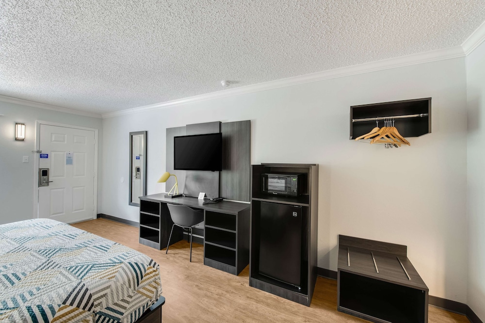 Deluxe Room, 1 King Bed, Smoking, Refrigerator & Microwave photo 3