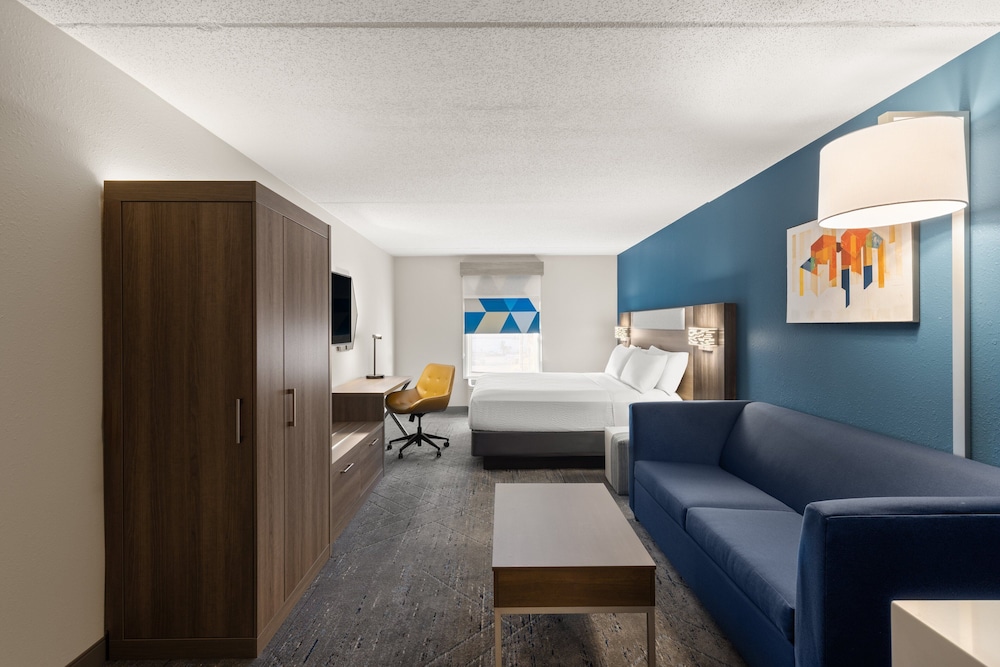 Suite, 1 King Bed - Photo 4