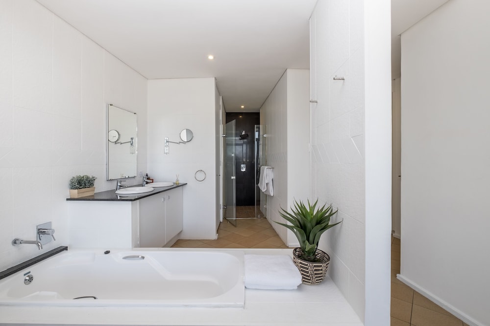 Comfort Apartment, 3 Bedrooms, Canal View, Beachfront photo 2