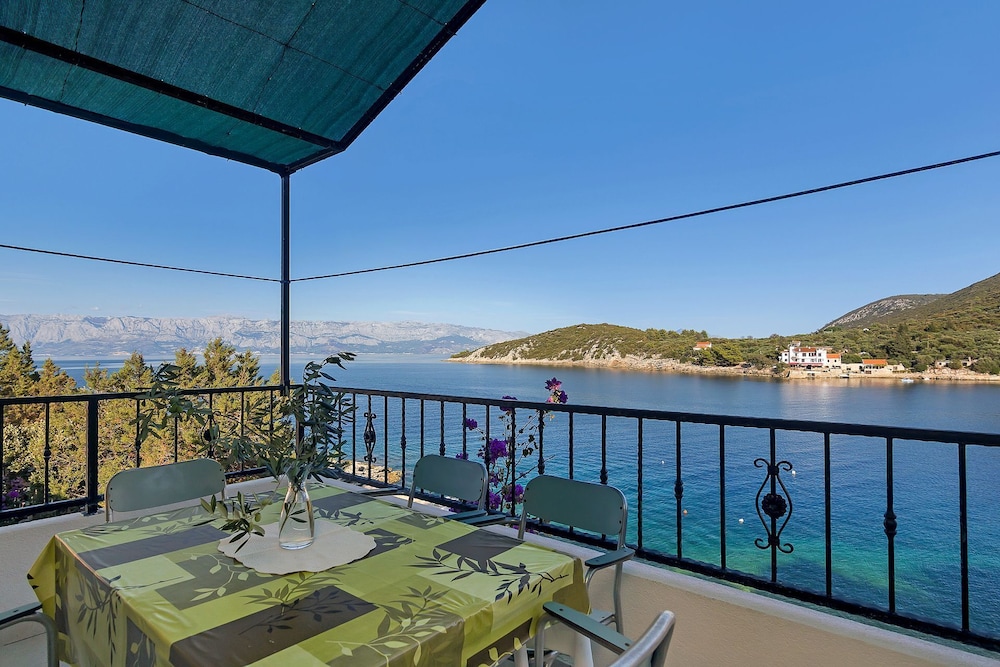Apartment (Nikola - 5 m from beach - A(3+2)F)