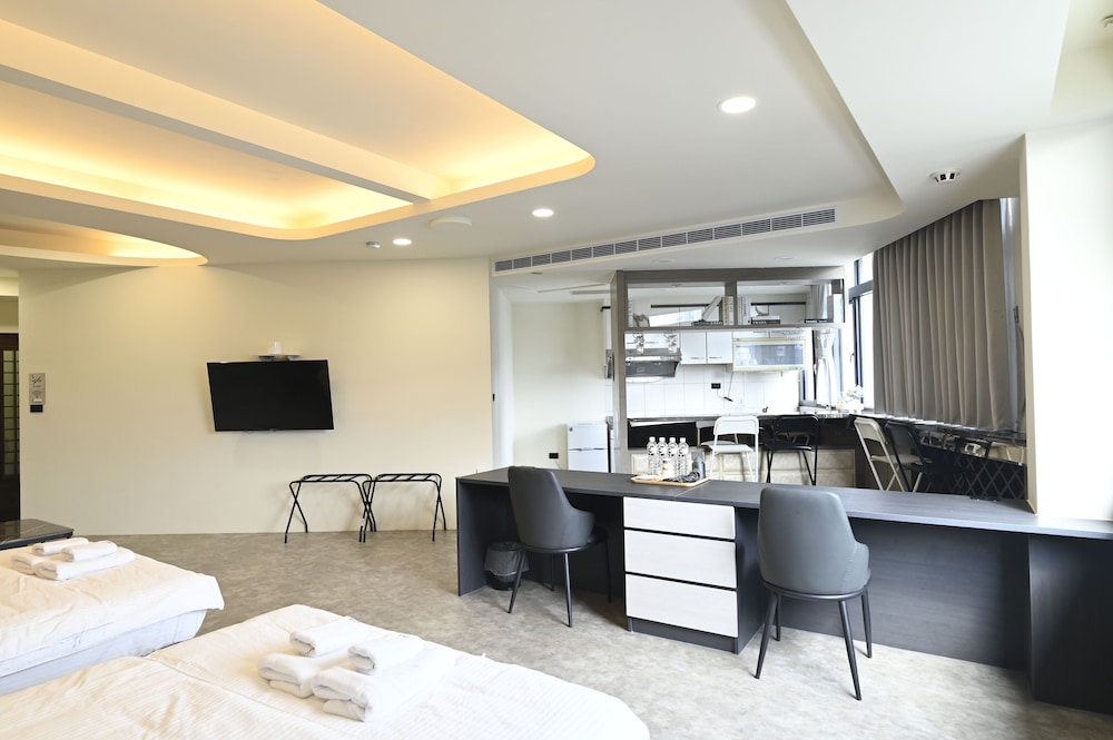 Business Quadruple Room, City View photo 3
