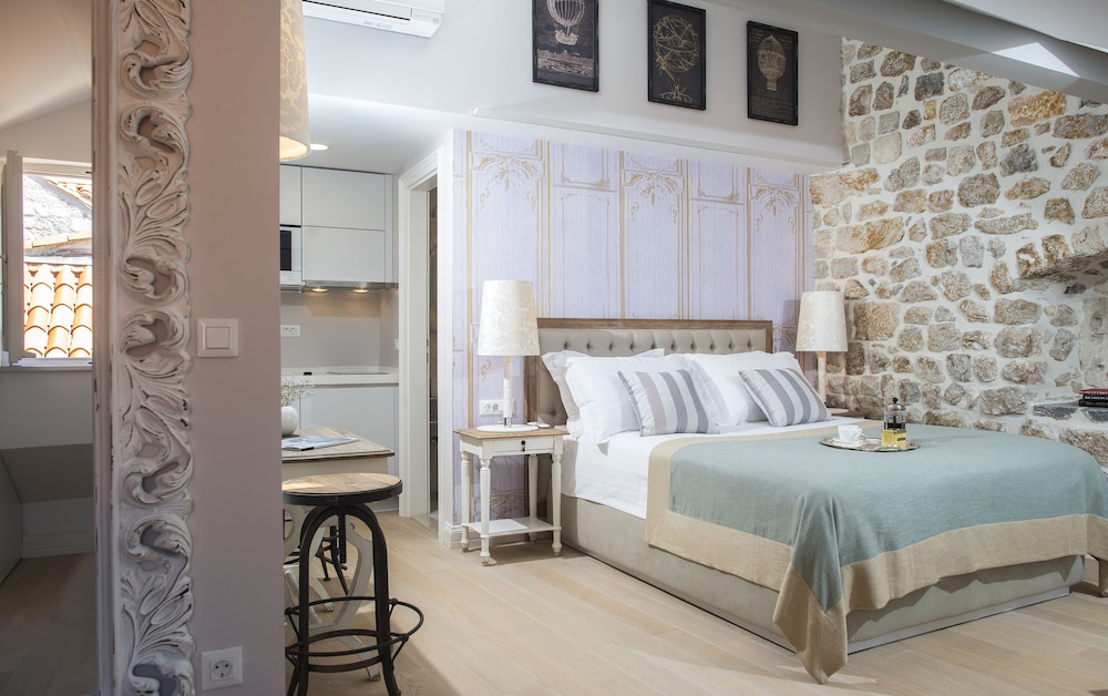 Deluxe Queen Suite