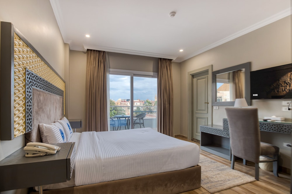 Superior Double Room With Panoramic Pyramids View & Balcony - Photo 1