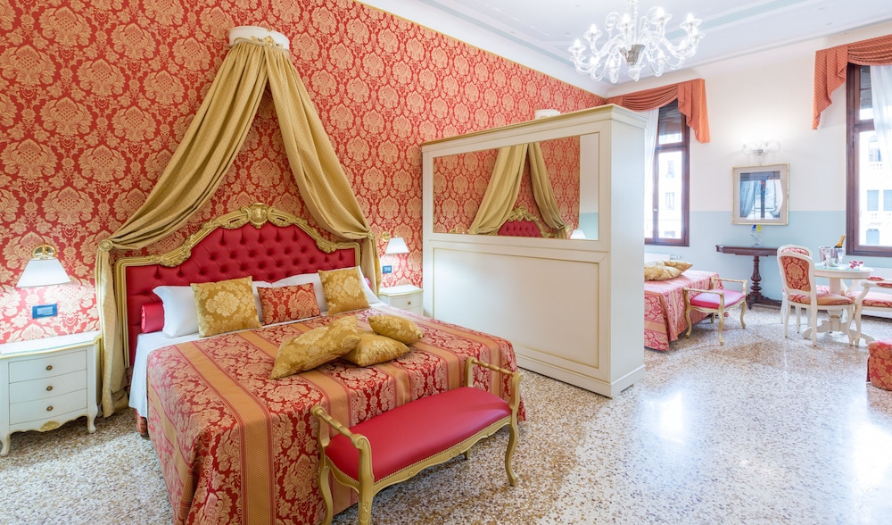 Deluxe Suite "Giacomo Casanova" Campo Santo Stefano View photo 2