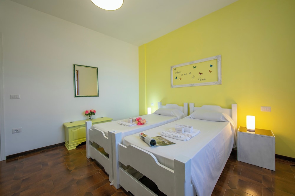 Family Apartment, Multiple Bedrooms (Villa Fiorita - Apt 4 - Mimosa)