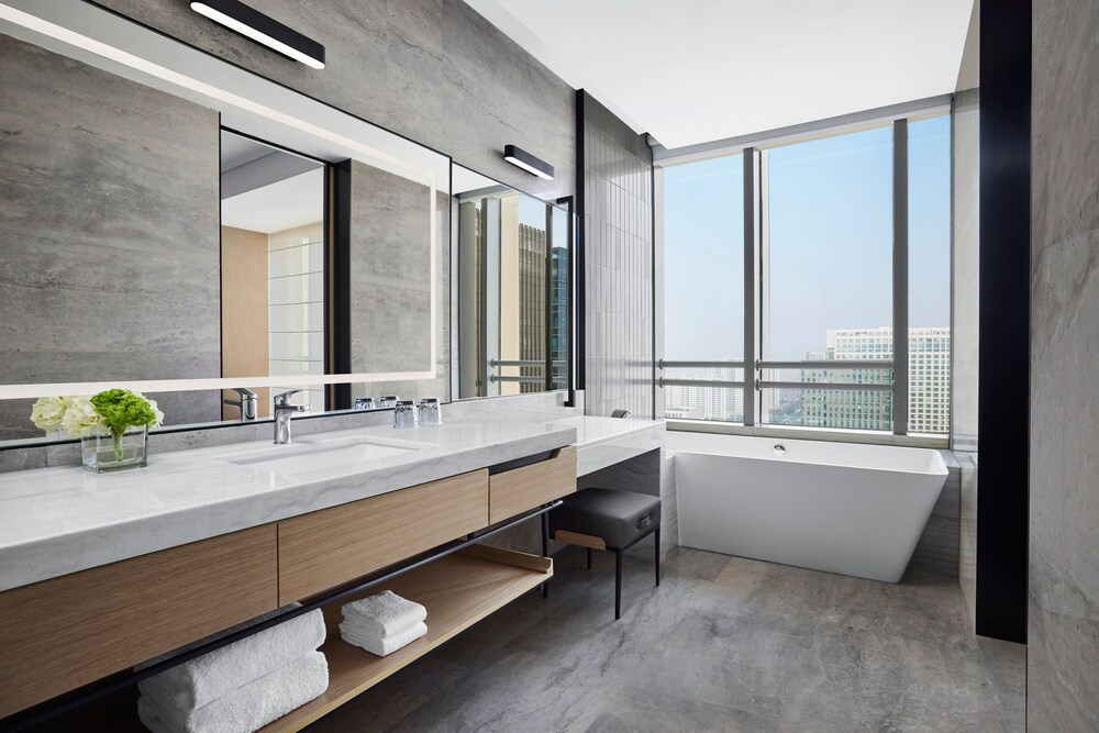 Deluxe Room, 1 King Bed, City View - Photo 5