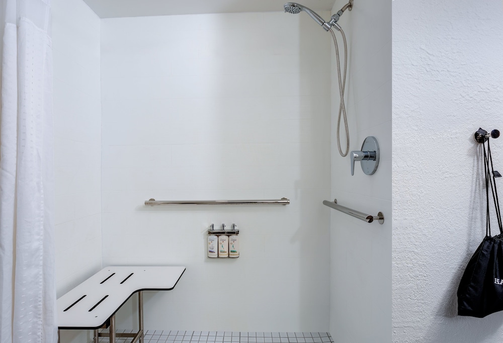 Suite, 1 Queen Bed, Accessible (Communications, Mobil, Roll-In Shower) - Photo 10